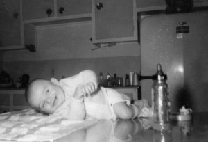 Stéphane bébé sur la table